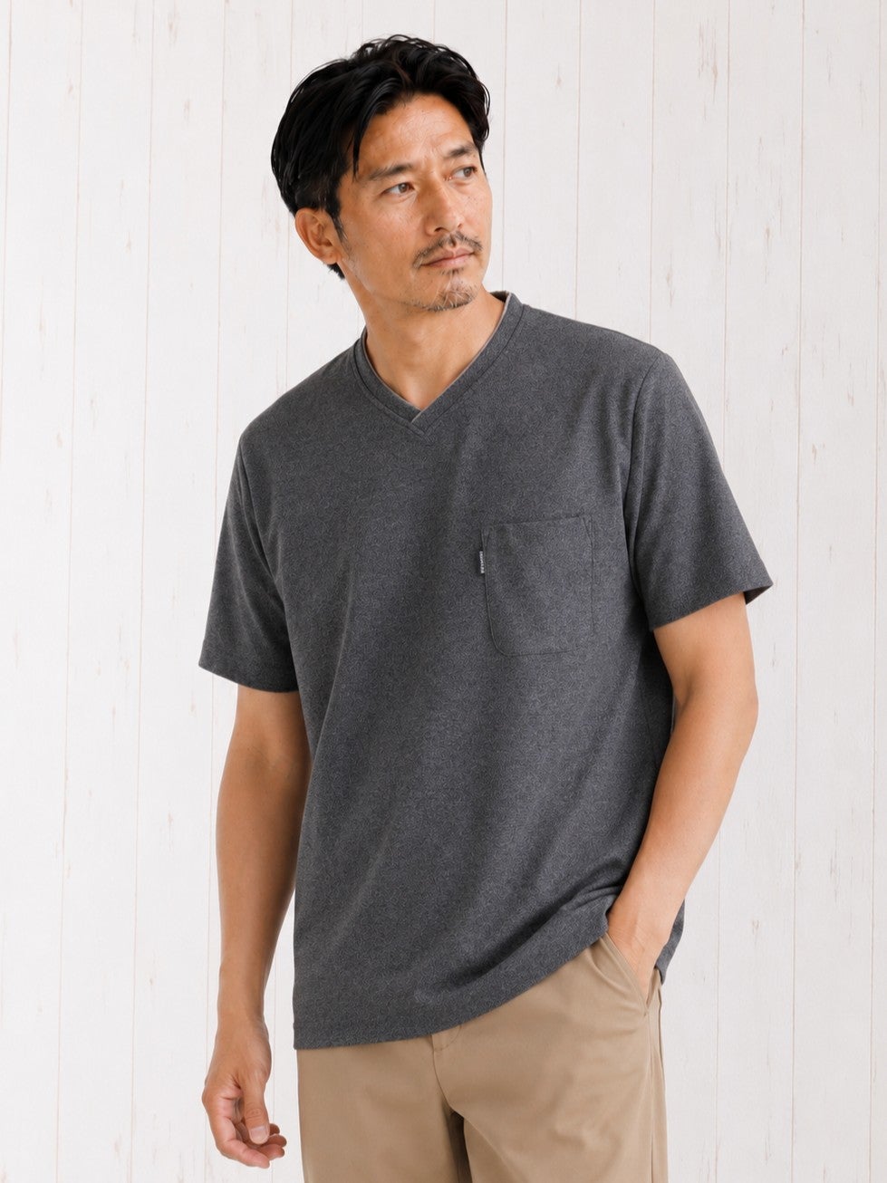 カットサテンレイヤードVネックTシャツ