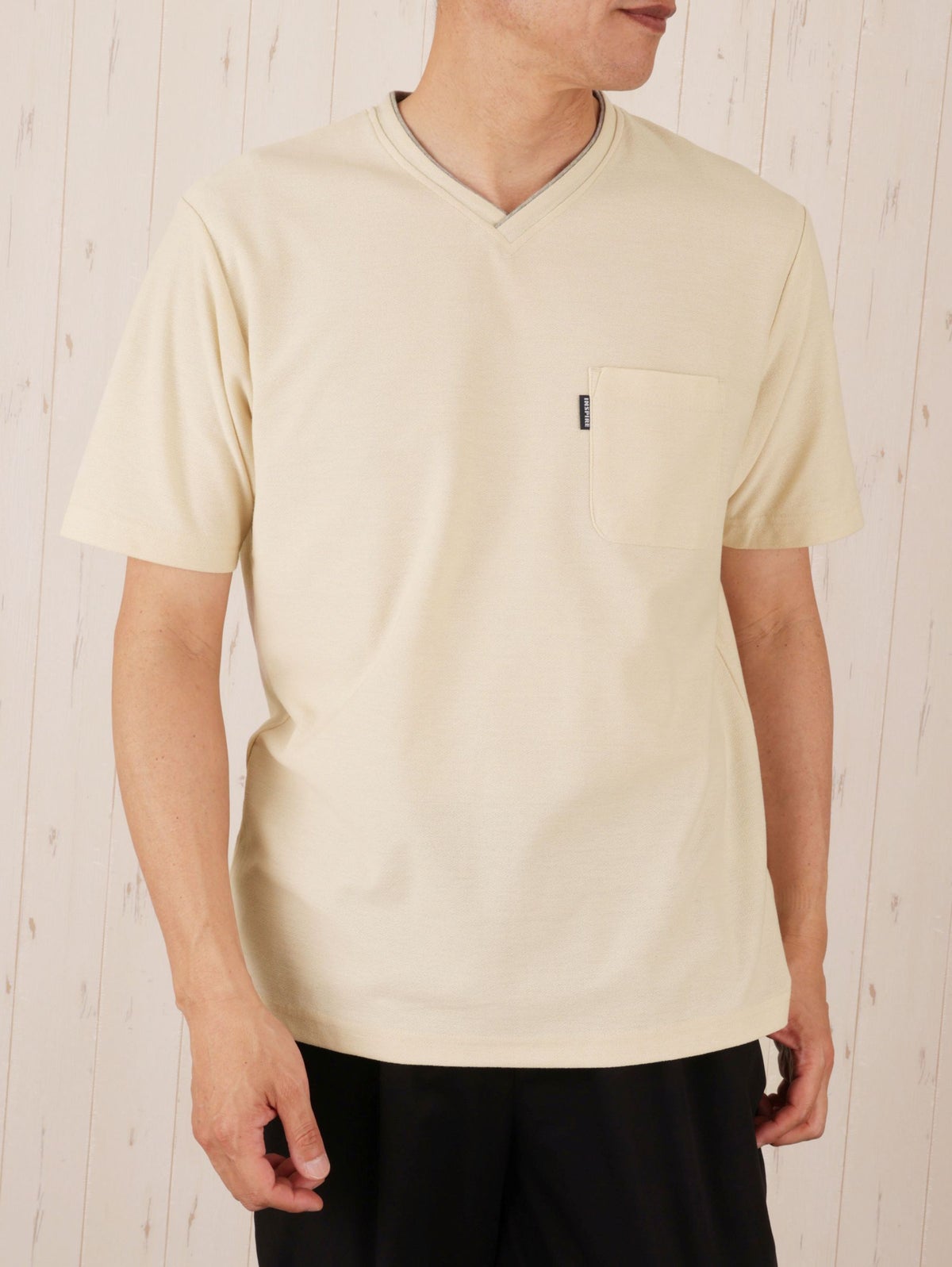 カットサテンレイヤードVネックTシャツ