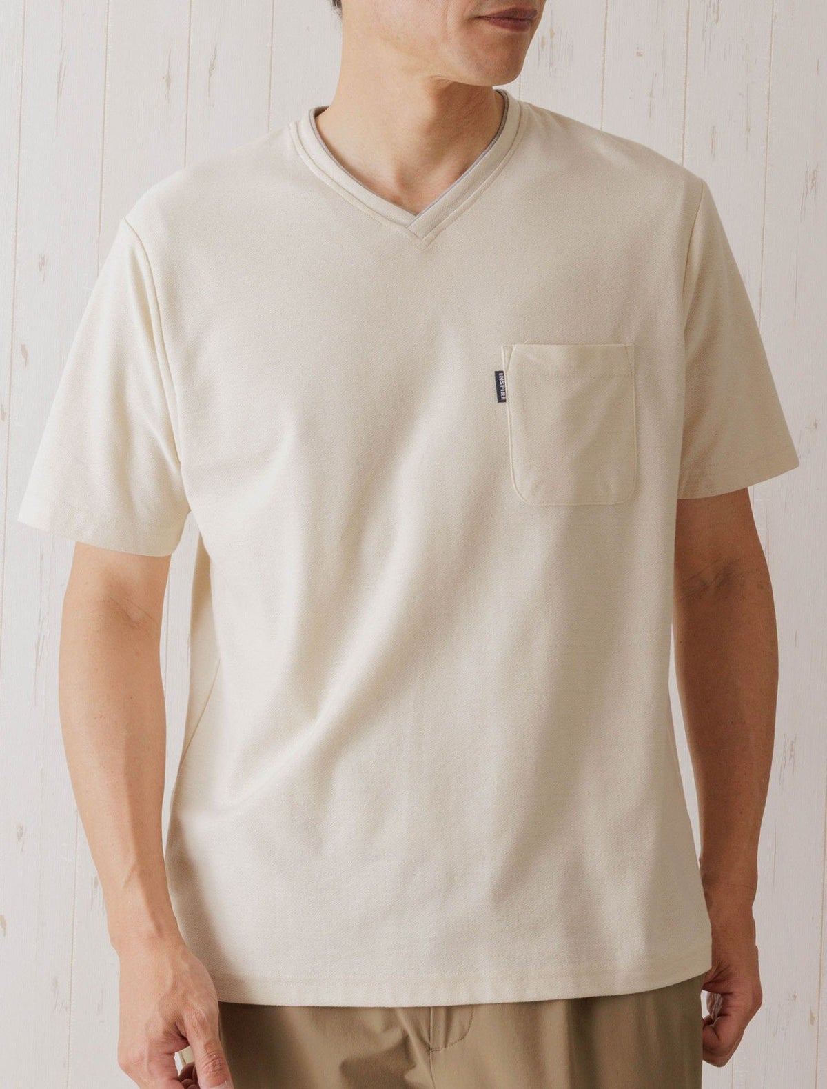 カットサテンレイヤードVネックTシャツ