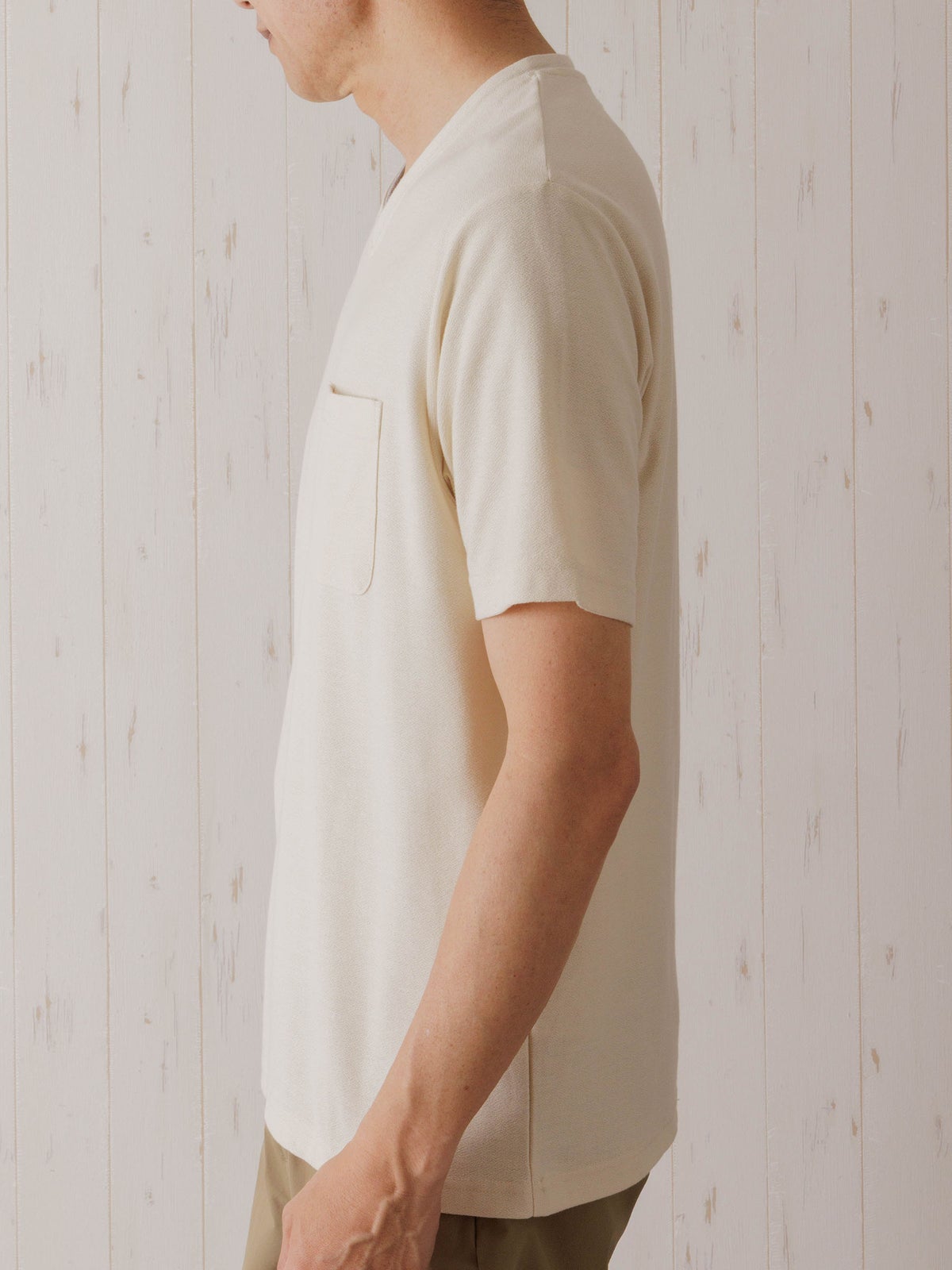 カットサテンレイヤードVネックTシャツ