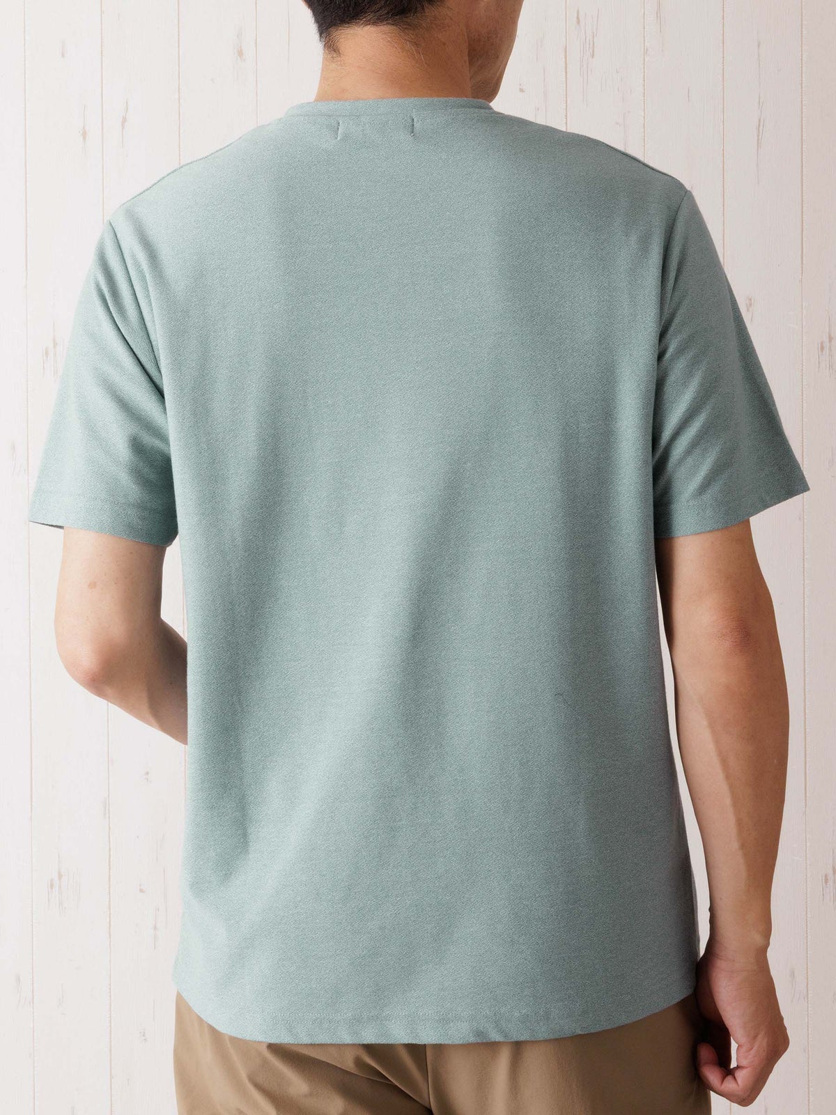 カットサテンレイヤードVネックTシャツ