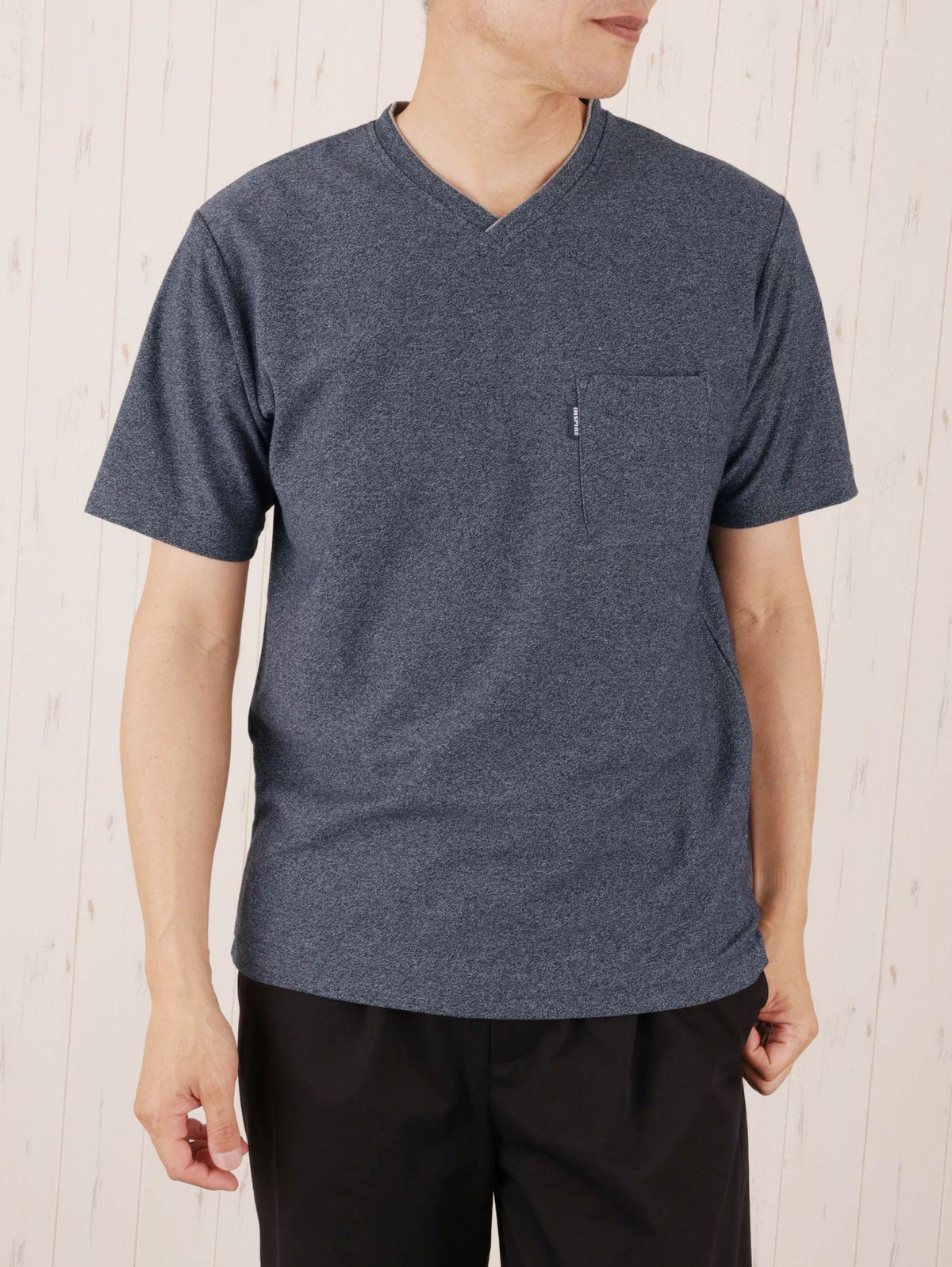 カットサテンレイヤードVネックTシャツ