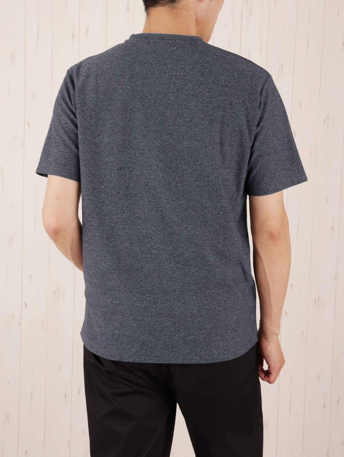 カットサテンレイヤードVネックTシャツ