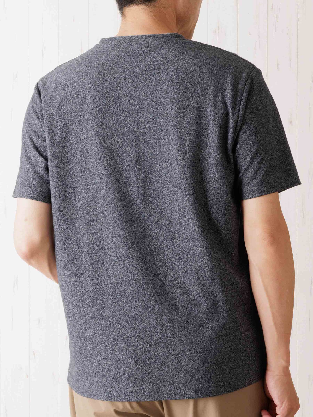 カットサテンレイヤードVネックTシャツ